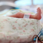 Neonata abbandonata in una busta della spesa a -4 gradi. Salvata dalla polizia