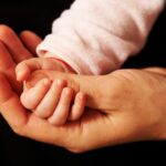 Perdono la figlia di 15 mesi, decidono di trasformare le sue ceneri in pietre