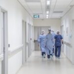 Auto in fiamme di fronte all'ospedale di Sacile: uomo gravissimo