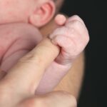 Partorisce sul marciapiede e trascina la neonata che ha ancora il cordone ombelicale attaccato