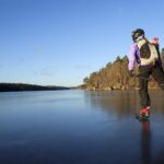 Pattinatrice cade nel lago ghiacciato, passante la salva tirandole un guinzaglio per cani