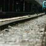 Pensionato muore travolto dal treno, colpo alla testa fatale. Il macchinista: "L’ho visto tardi"