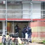 Donna si getta dalla finestra con la figlia: lei è grave, la bimba di 6 anni è morta. Foto Ansa