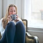 giovane donna si rilassa