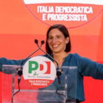 Pd, Gubbio consacra il fallimento di Elly Schlein: astratta, maleducata, arriva in ritardo per andare al cinema