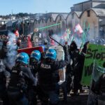 Scontri in fiera a Vicenza, centri sociali contro gli stand di Israele: ferito un agente