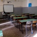 Nelle scuole italiane fa freddo: c'è chi si segue la lezione col cappotto e chi con la coperta. Forse era meglio la Dad