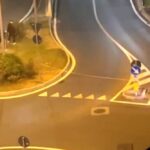 Italia 2024, i deficienti che legano un nastro sulla strada ad altezza d'uomo. La scena ripresa in un video