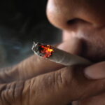 Si spruzza il profumo e accende una sigaretta: 28enne finisce in ospedale per ustioni