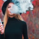 una donna fuma una sigaretta elettronica