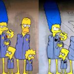 "W Hitler" e "Fuck Israele": sfregiata a Milano l'opera dei Simpson ebrei deportati ad Auschwitz