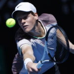 Capolavoro Sinner. Battuto re Djokovic in quattro set