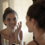 giovane donna pratica la skincare