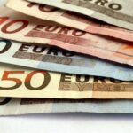 Scopre il tradimento della moglie e minaccia l'amante di lei chiedendogli 20mila euro