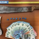 In bocca la cocaina, sotto la giacca il machete: arrestato spacciatore 22enne