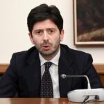 Il campo largo Pd- M5S nasce di nascosto alla presentazione del libro di Speranza, evento chiuso al pubblico, ma Elly e Conte martedì ci saranno.