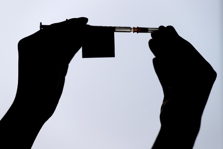 Ricorre al suicidio assistito in Svizzera di nascosto alla famiglia. Il marito: "Ho ricevuto solo le ceneri"