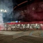 Uno striscione dei tifosi del Napoli: "La nostra passione oltre ogni meta, ma in Arabia Saudita la coppa della moneta"