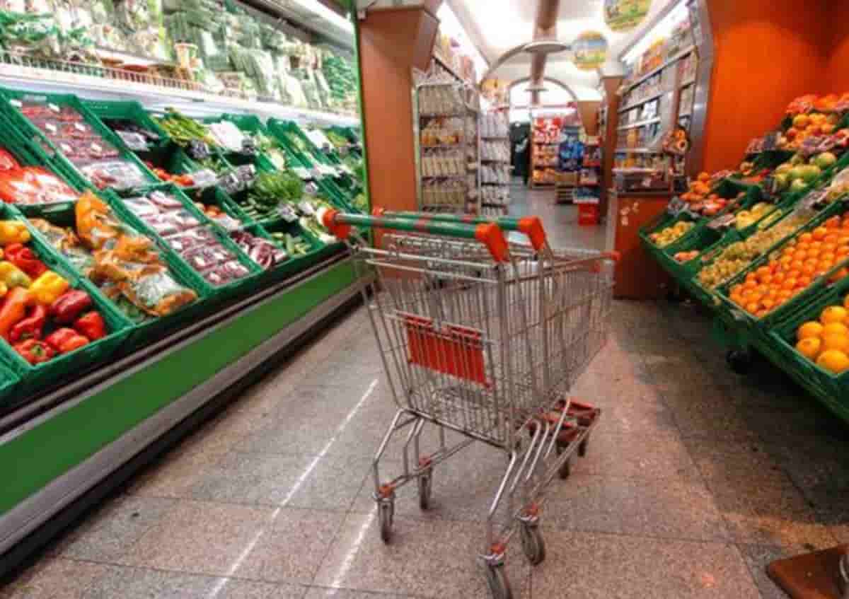 2024 da incubo, per Codacons rincari più o meno ovunque: +974 euro a famiglia. Forse era meglio il 2023. Foto Ansa