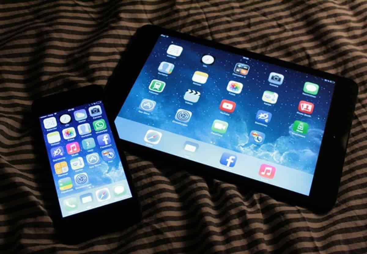 San Marino vuole vietare cellulari e tablet agli under 11. E se in Italia facessimo lo stesso? Foto Ansa