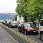 Mamma in difficoltà con il figlio con la sindrome di Down blocca traffico, automobilista li insulta e quasi li investe. Foto d'archivio Ansa