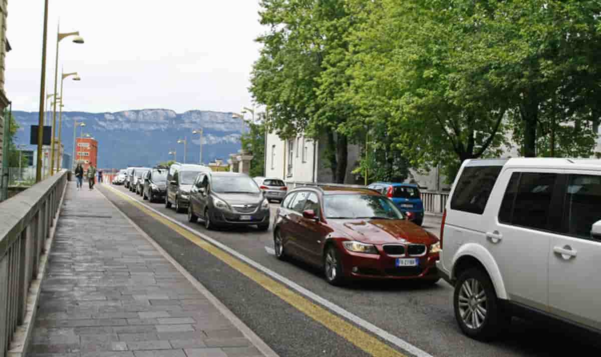 Mamma in difficoltà con il figlio con la sindrome di Down blocca traffico, automobilista li insulta e quasi li investe. Foto d'archivio Ansa