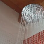 Trovato morto nella doccia dal fratello, folgorato da scossa elettrica dello scaldabagno