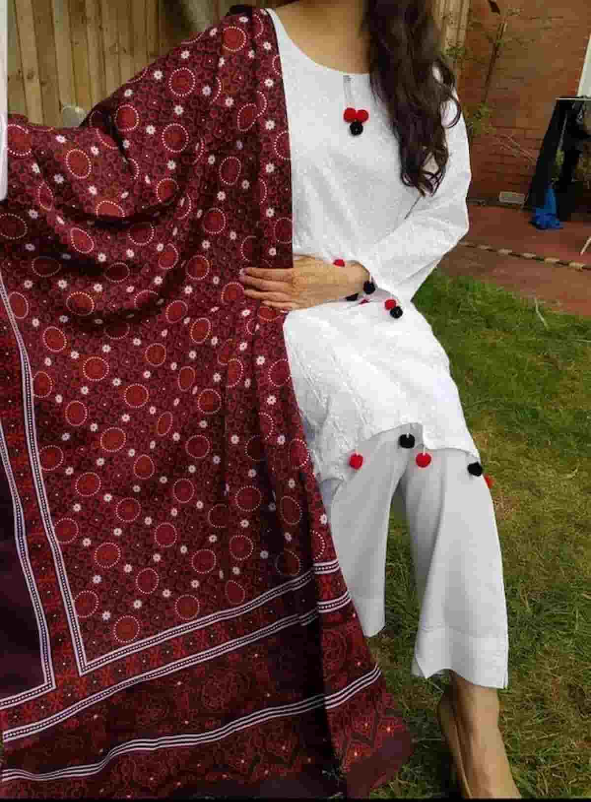 Amore folle, risultato disastroso, vestito da donna, si spaccia per la fidanzata all'esame, finisce in prigione