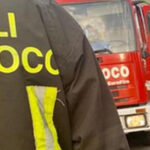 Cade dal quarto piano e finisce sul terrazzino di un altro condomino: morto un uomo di 60 anni