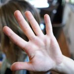 costringe fidanzata prostituirsi