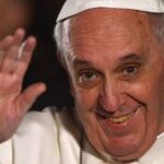 Gay, per benedire una coppia bastano 12 secondi, non rito liturgico, ma tre gocce di acqua santa e via: le capriole di Papa Francesco per non dividere troppo la Chiesa