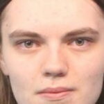 Uccide suo padre e fratello minore, adolescente di 17 anni: "Non potevo controllare l'impulso di uccidere qualcuno"