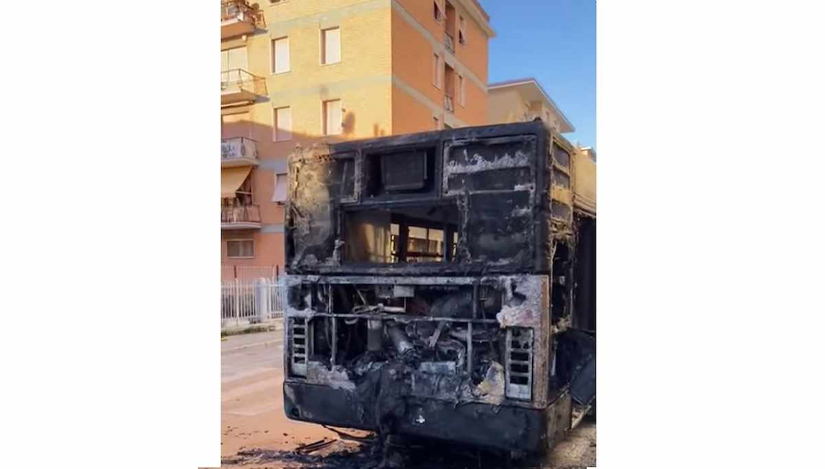 bus fiamme macerata