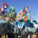 Folla record al Carnevale di Viareggio, ben 29 carri in sfilata sul lungomare