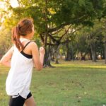 giovane donna che corre