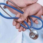 La Febbre del Nilo può manifestarsi con sintomi che variano da forme lievi, simili a un’influenza, a quadri più gravi come encefalite o meningite,