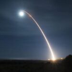 Il missile nucleare inglese fallisce il test, non si accende il razzo e cade quasi in testa al ministro