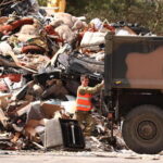 cade nel cassonetto e sopravvive blitz quotidiano