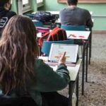 Scuola sottosopra, docenti picchiati, ragazzi accoltellati, brutti tempi: il cattivo esempio viene dai politici