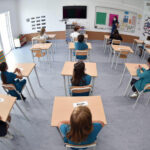 scuola coltello minacciare compagna