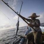 cade in mare trieste