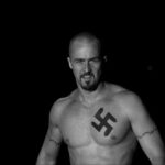 picchiava stranieri svastica