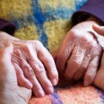 Cade in casa e rimane bloccata a terra per 5 giorni, 90enne salvata dalla polizia