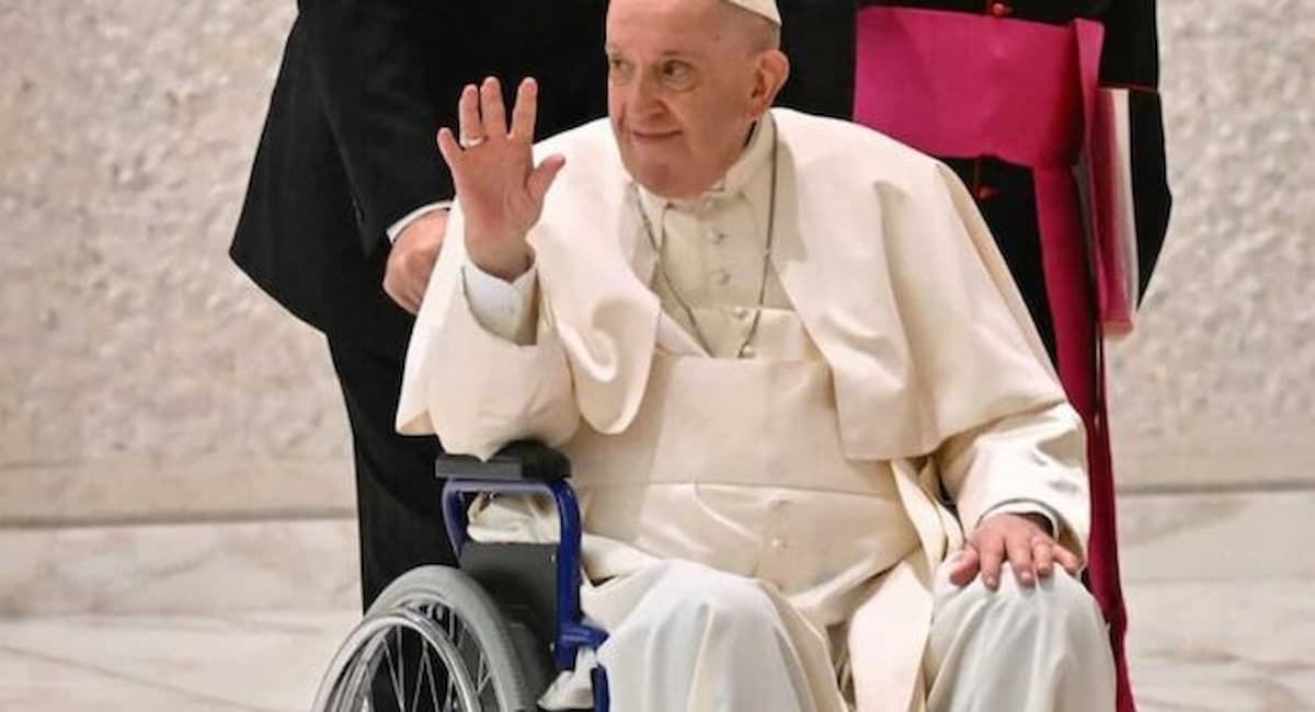 Il Papa in carrozzina è ricomparso alla Veglia, voce stanca, non è ancora ristabilito