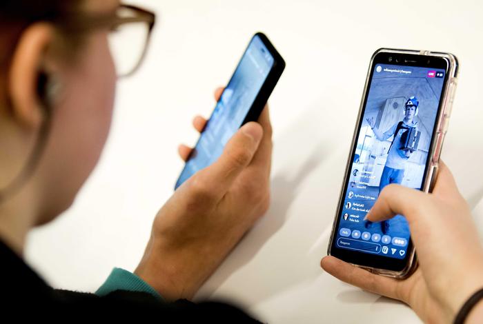 Smartphone come una droga. 100mila giovani iperconnessi dipendono dai social