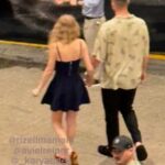 Taylor Swift sta bene? si chiedono i fan dopo la tosse a Singapore ma è arrivato Travis Kelce per una fuga romantica in un centro commerciale