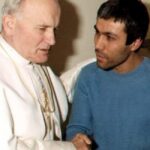 Il mistero di Emanuela Orlandi in tv da Massimo Giletti: il punto di Pino Nicotri e una rivelazione esplosiva, nella foto Papa Giovanni Paolo e Ali Agca, parlano di Emanuela Orlandi?