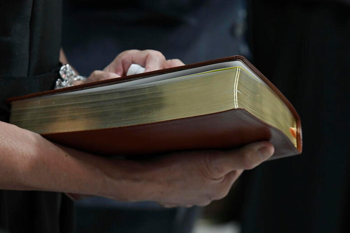 Trump, ultima trovata: vendere la Bibbia,