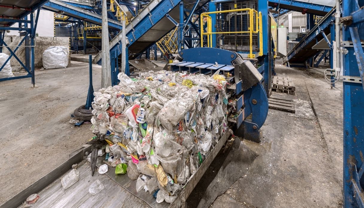 operaio stritolato compattatore rifiuti