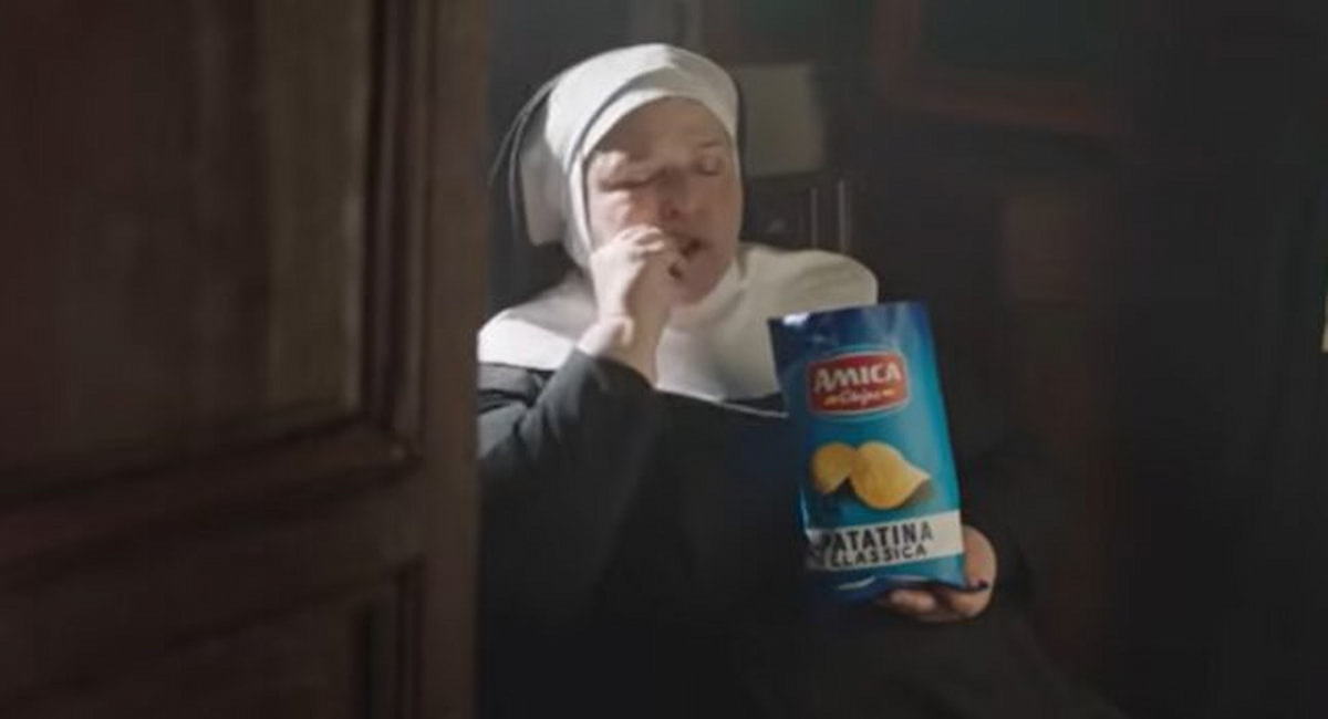 Religione di chi? la blasfema patatina e la devota Pioltello, provatevi a fare uno spot così in Arabia